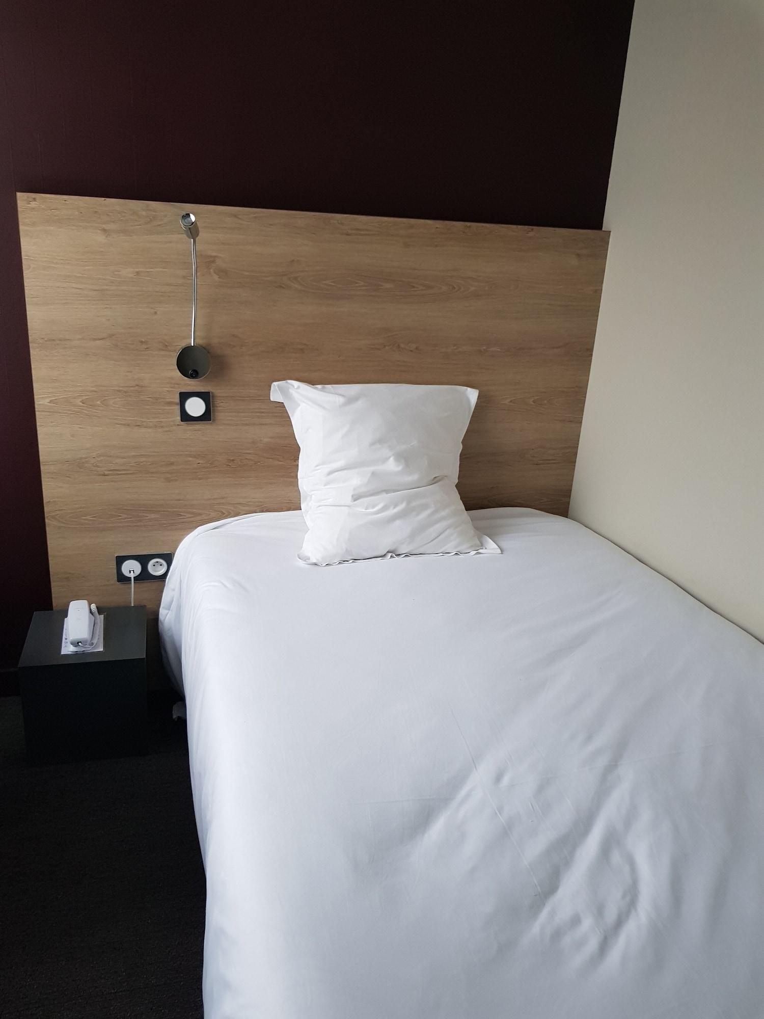 Logis Hotel A La Bonne Auberge Laval  Bagian luar foto