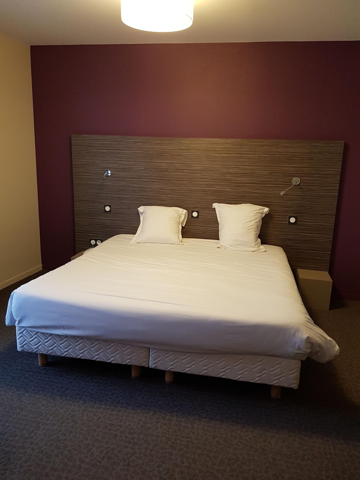 Logis Hotel A La Bonne Auberge Laval  Bagian luar foto