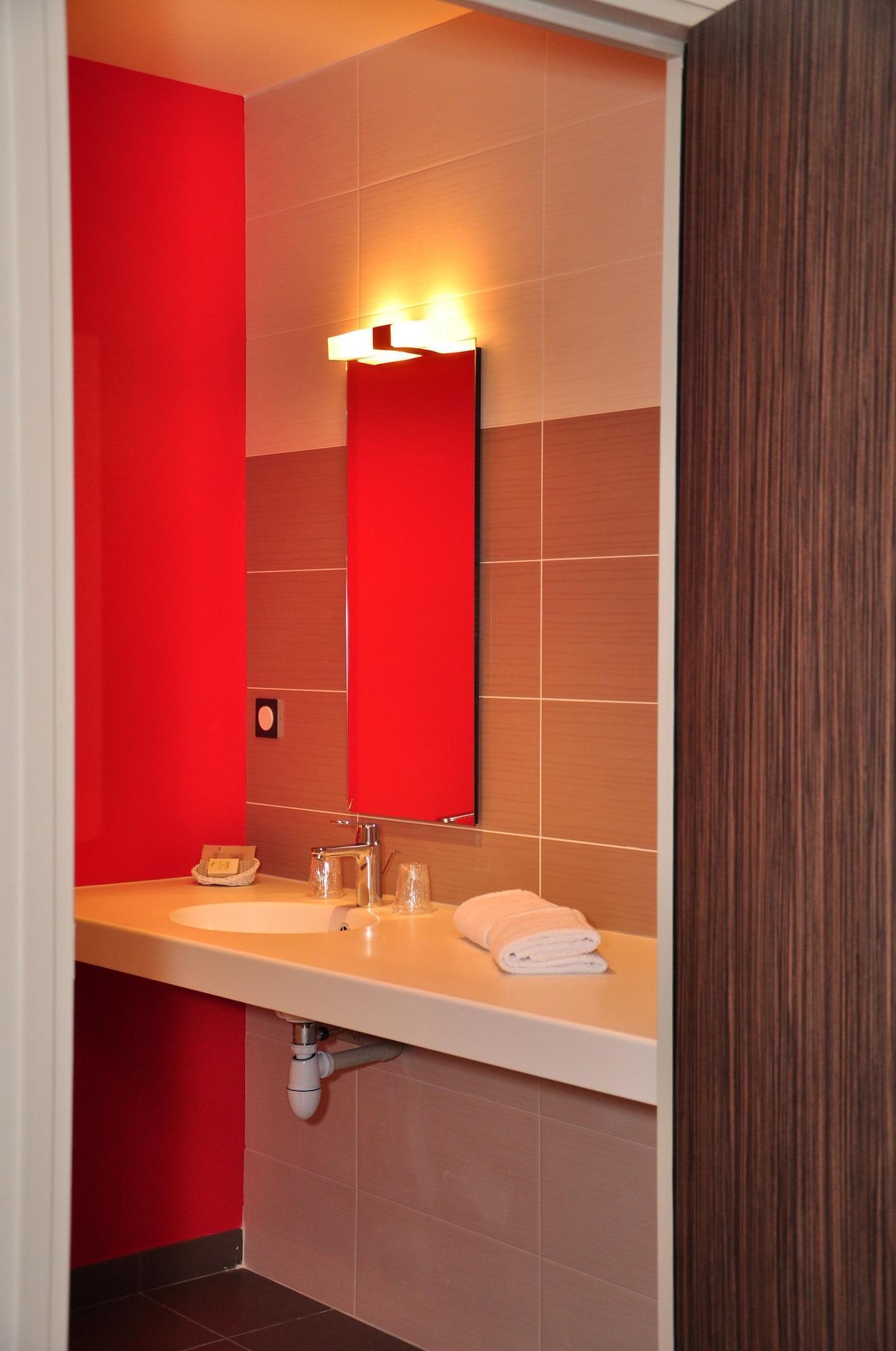 Logis Hotel A La Bonne Auberge Laval  Bagian luar foto
