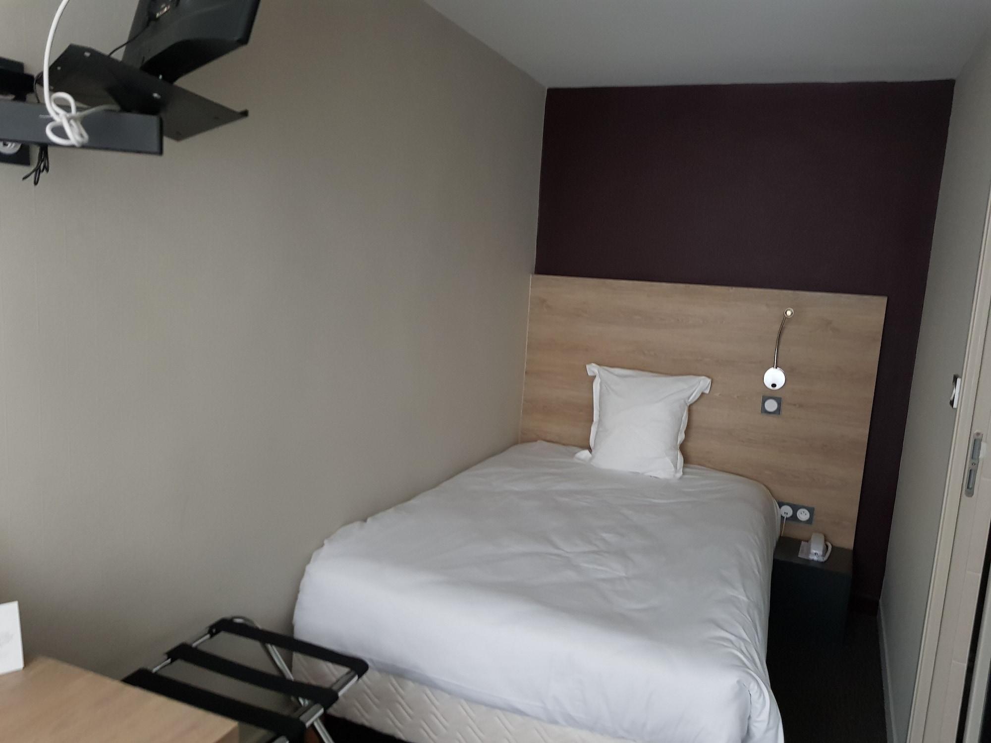 Logis Hotel A La Bonne Auberge Laval  Bagian luar foto