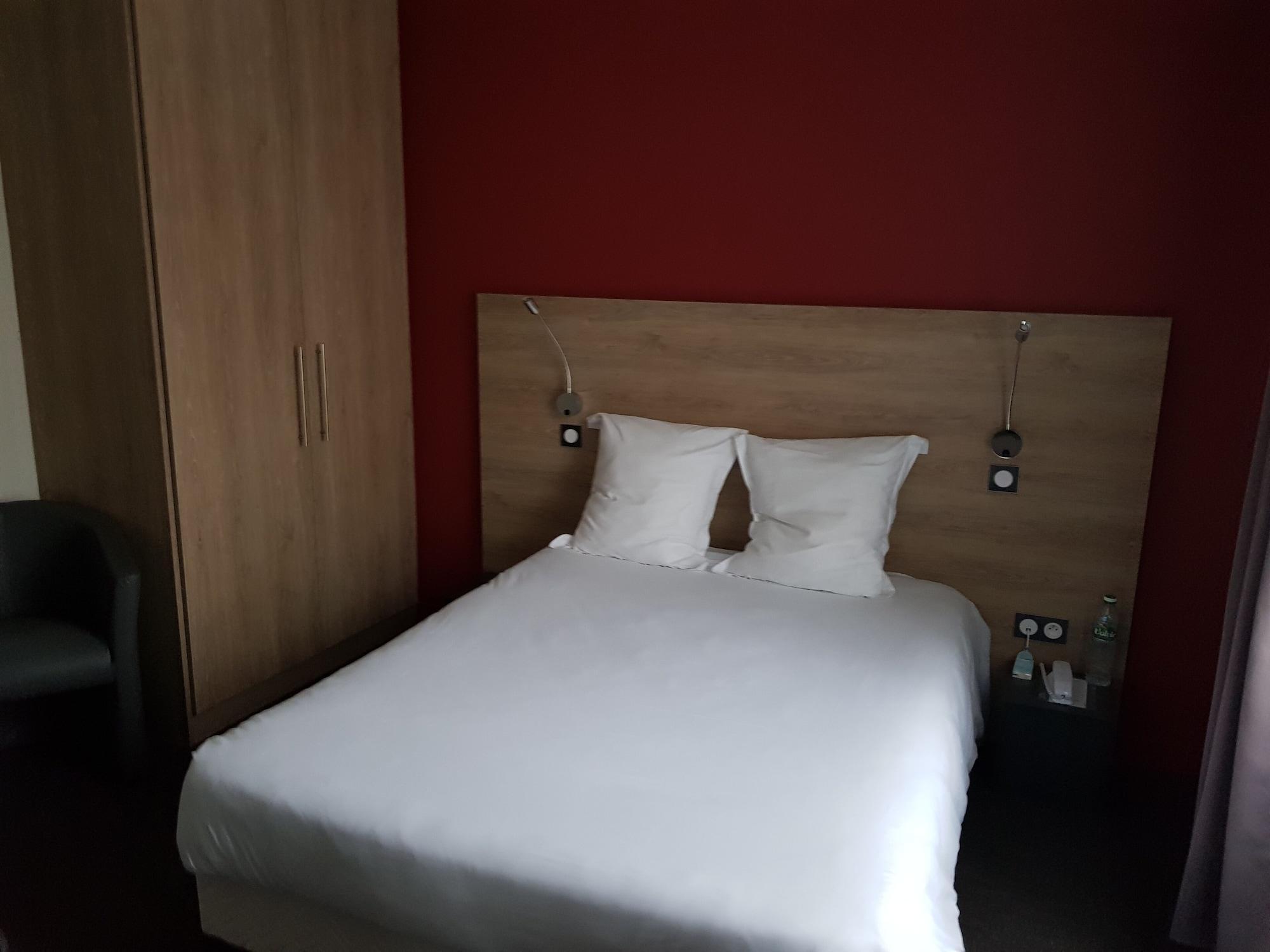 Logis Hotel A La Bonne Auberge Laval  Bagian luar foto