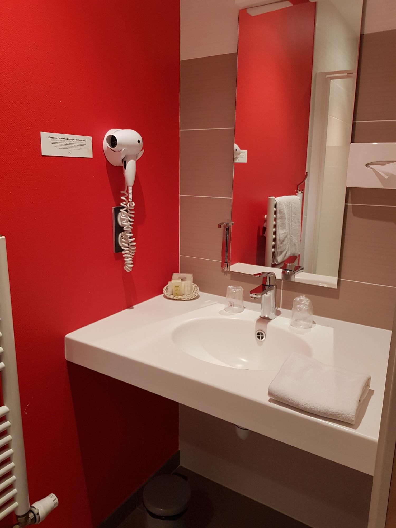Logis Hotel A La Bonne Auberge Laval  Bagian luar foto