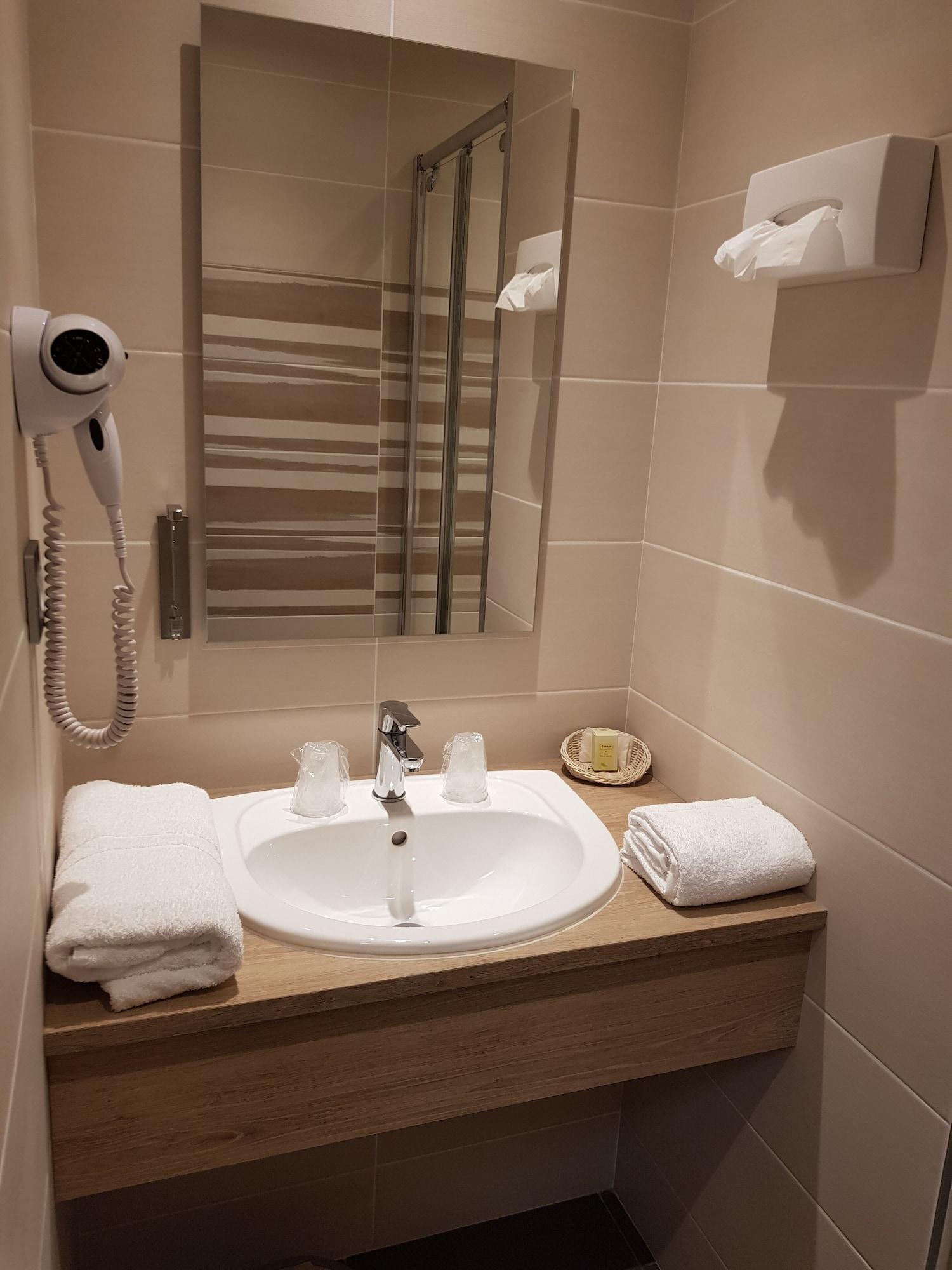 Logis Hotel A La Bonne Auberge Laval  Bagian luar foto