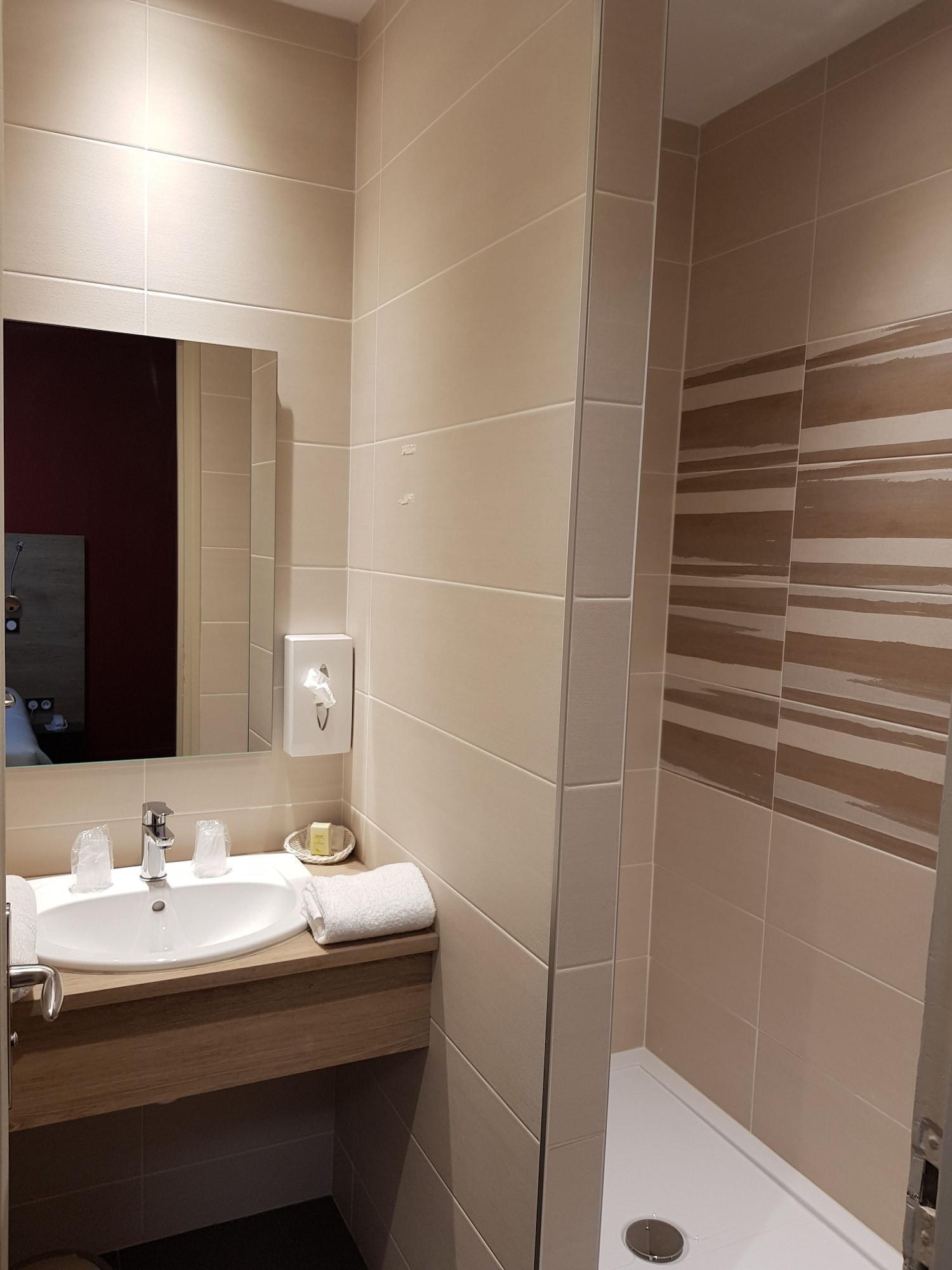 Logis Hotel A La Bonne Auberge Laval  Bagian luar foto