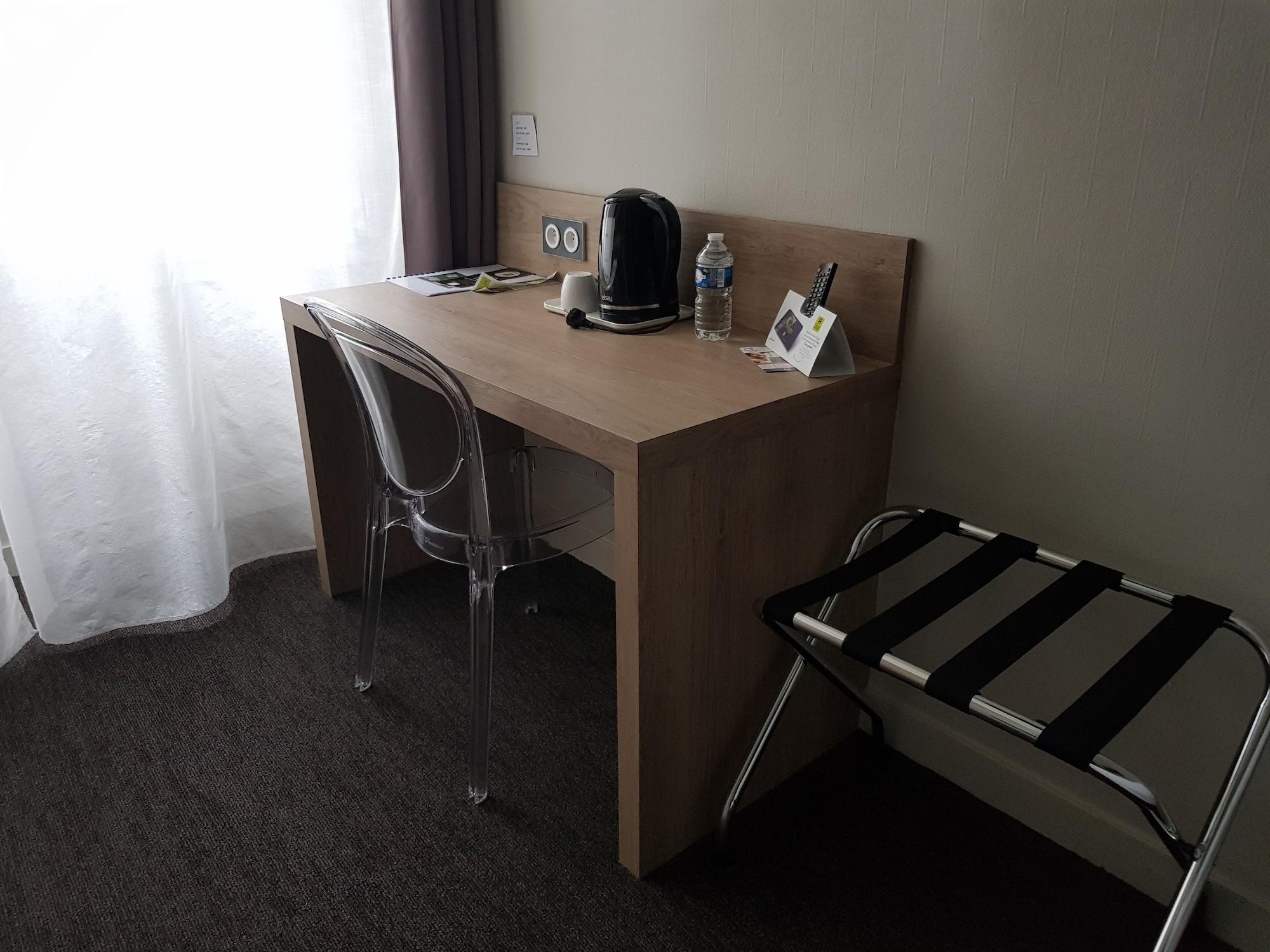 Logis Hotel A La Bonne Auberge Laval  Bagian luar foto