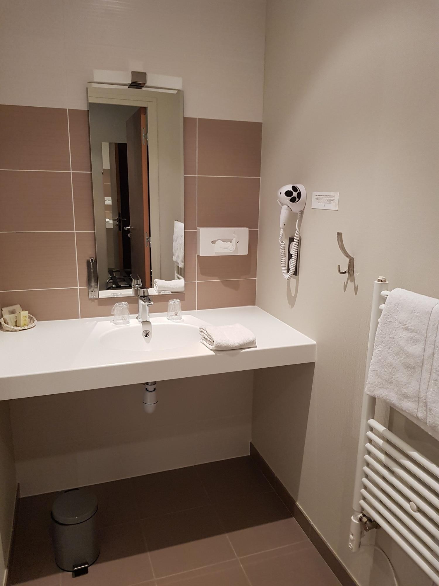 Logis Hotel A La Bonne Auberge Laval  Bagian luar foto